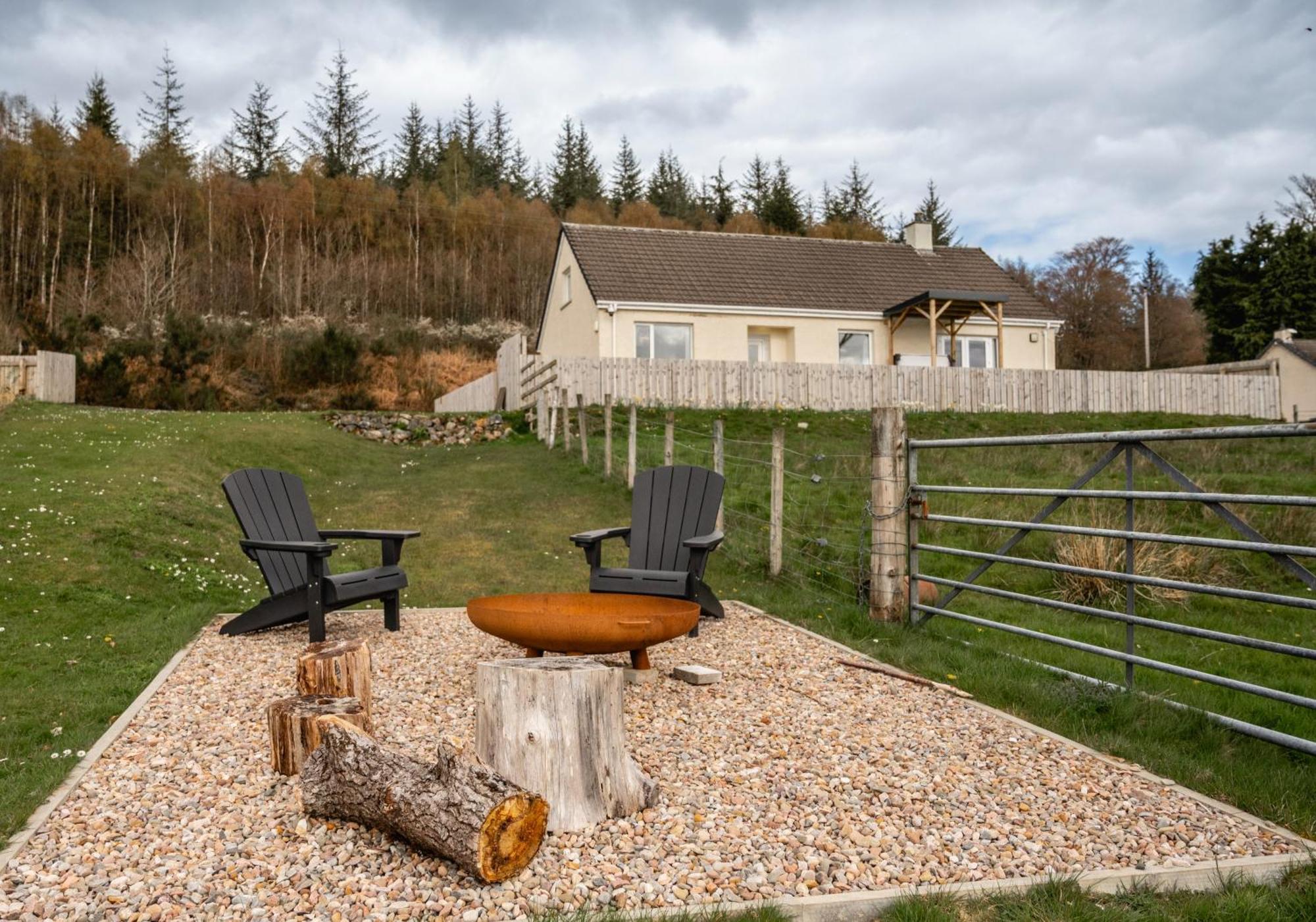 Loch Ness Cottage ฟอร์ตออกัสตัส ภายนอก รูปภาพ